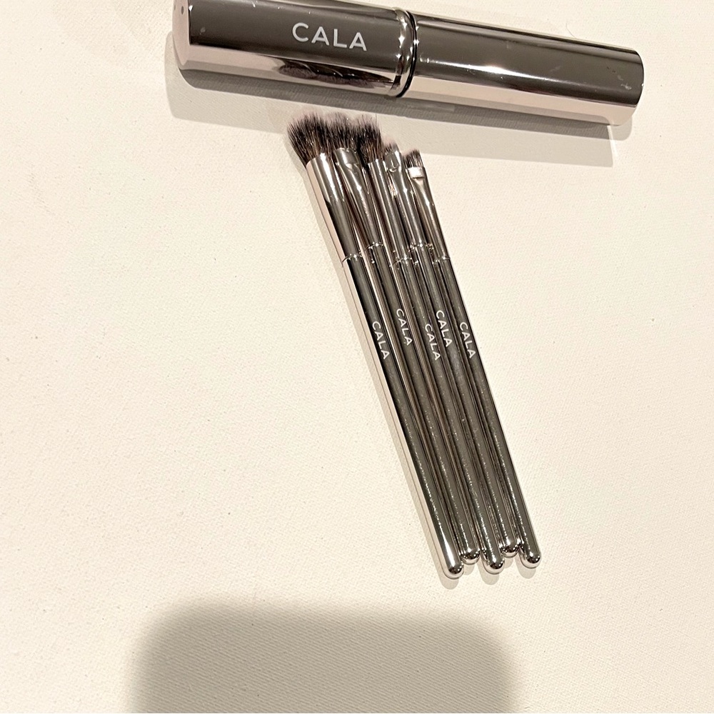Cala ⭐️ Set of eye brushes with metal storage case ⭐️NEVER WORN⭐️